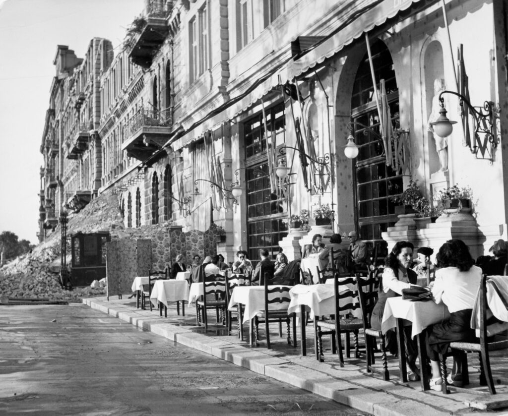 A Bristol Szálló terasza a romok között, Budapest, 1948, Robert Capa, Courtesy International Center of Photography