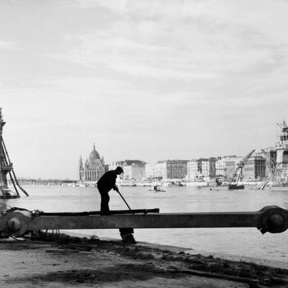 A második világháborúban elpusztított Lánchíd újjáépítésén dolgozó munkás, Budapest, 1948, Robert Capa, Courtesy International Center of Photography